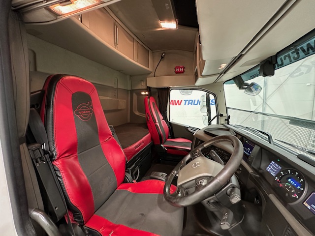 Volvo FH 500 6×2 Tractor Unit Safari Edition