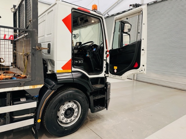 Iveco Stralis 310 6×2 Dropside Brick Grab