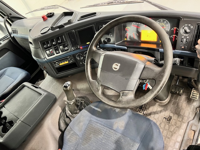 Volvo FM 400 8×4 Steel Tipper Grab Manual