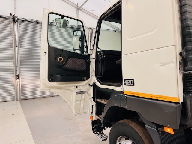 Volvo FH12 420 4×2 Tractor Unit