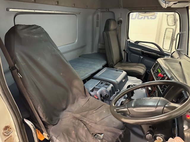 Hino 700 3241 8×4 Sleeper Cab Steel Tipper Grab