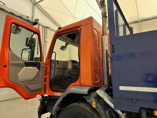 DAF LF 220 Day Cab Dropside Brick Grab