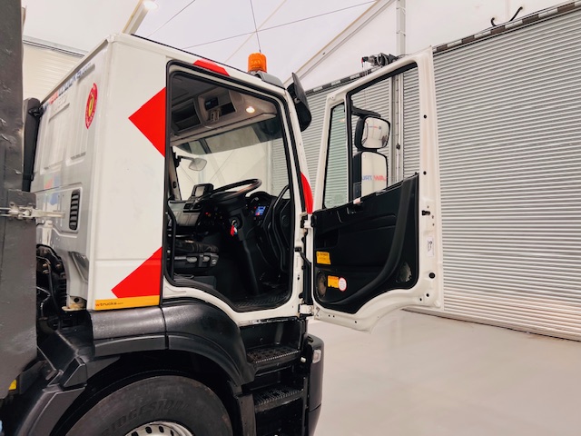 Iveco Stralis 310 Euro 6 6×2 Dropside Brick Grab