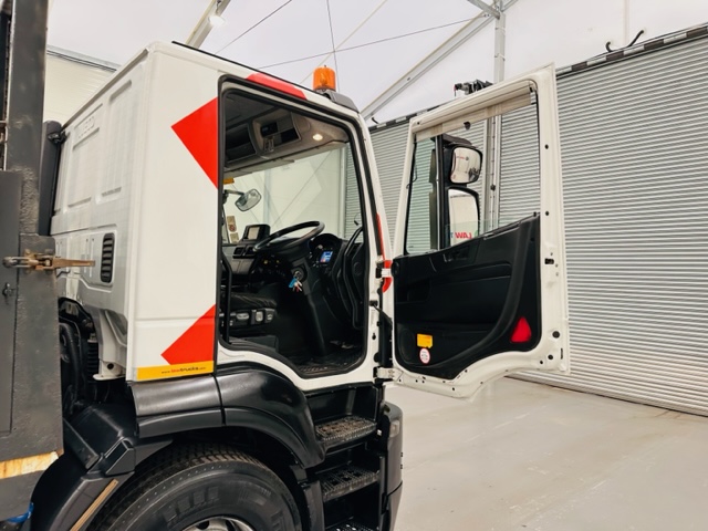 Iveco Stralis 310 6×2 Dropside Brick Grab