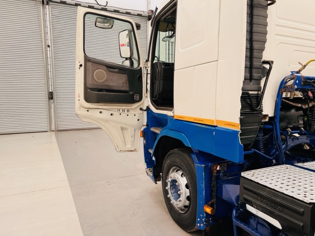 Volvo FH12 420 4×2 Sleeper Cab Tractor Unit