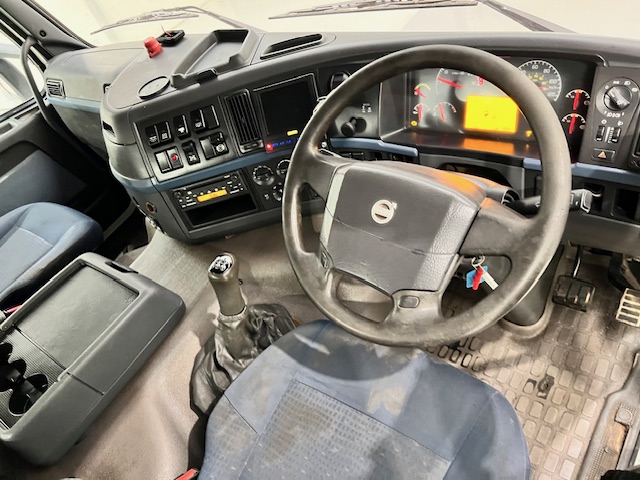 Volvo FM 400 8×4 Steel Tipper Grab Manual