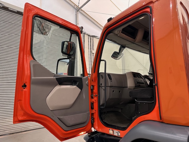 DAF LF 220 Day Cab Dropside Brick Grab