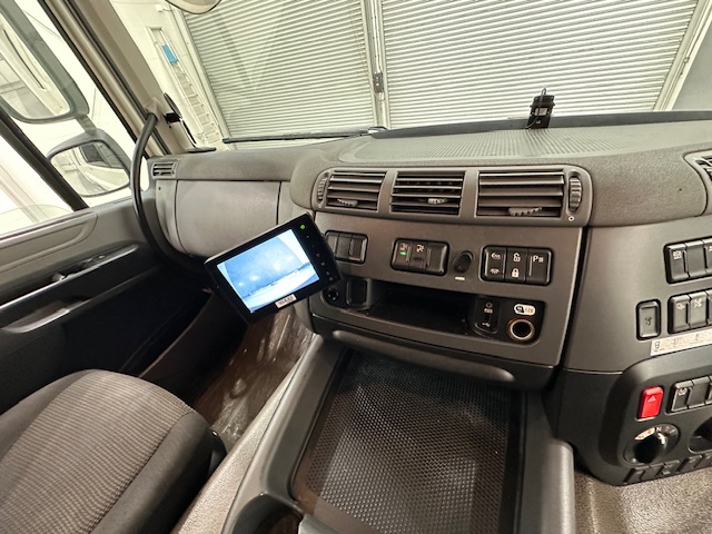 DAF CF 370 6×2 Sleeper Cab Fridge Box