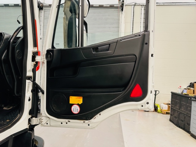 Iveco Stralis 310 6×2 Dropside Brick Grab