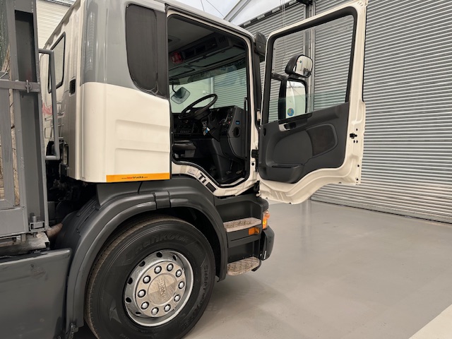 Scania P270 6×2 10 Tyre Flatbed Brick Grab