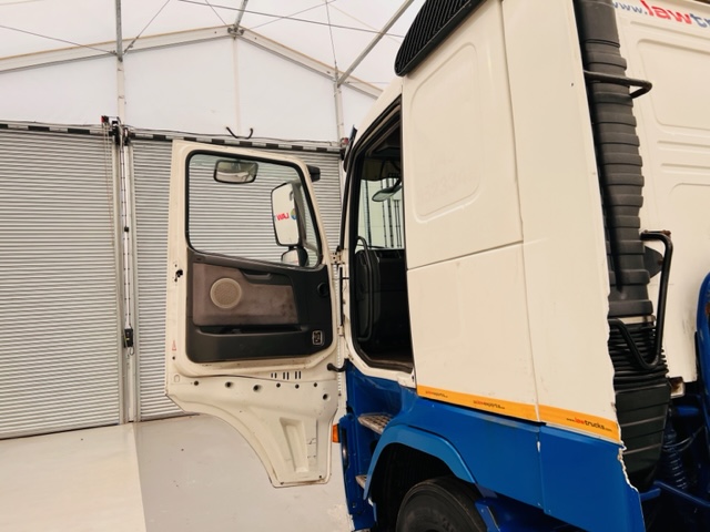 Volvo FH12 420 4×2 Sleeper Cab Tractor Unit