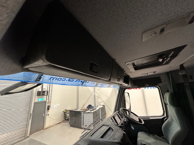 Volvo FH12 420 4×2 Caravan Transporter