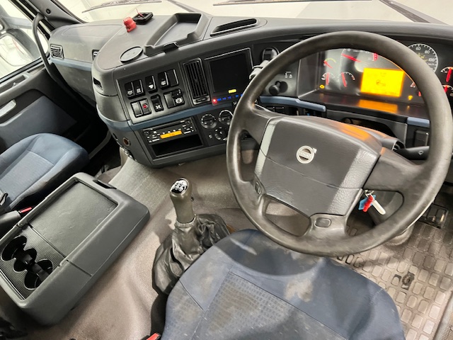 Volvo FM 400 8×4 Steel Tipper Grab Manual