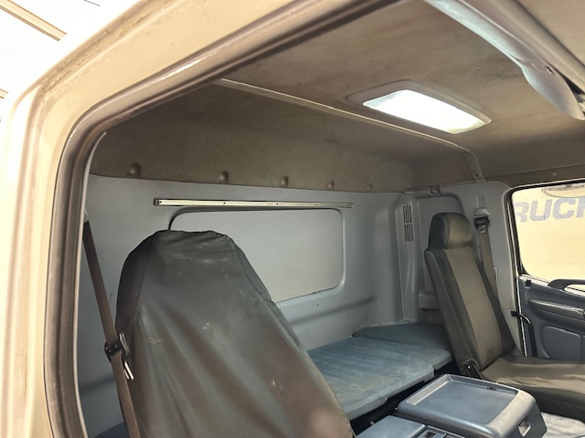 Hino 700 3241 8×4 Sleeper Cab Steel Tipper Grab