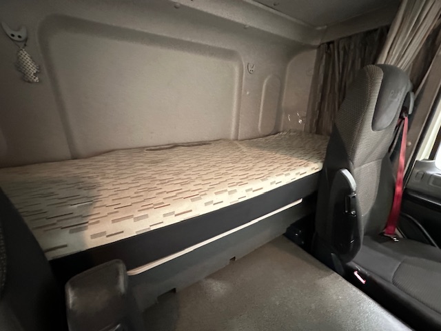 DAF CF 370 6×2 Sleeper Cab Fridge Box