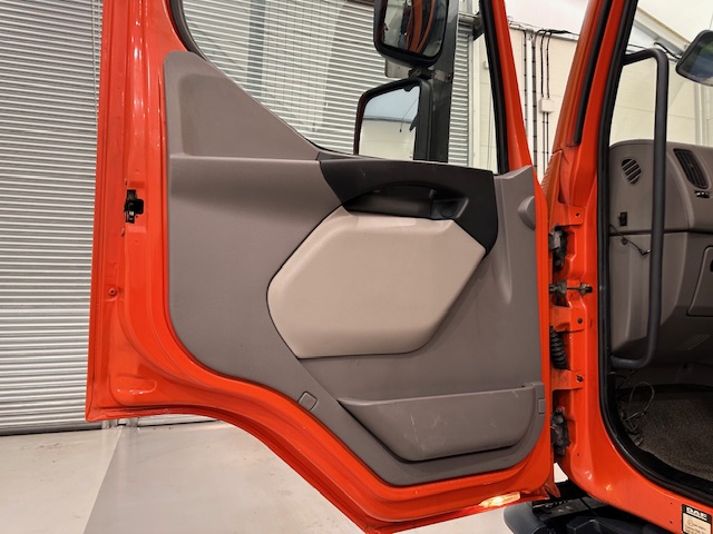 DAF LF 220 Day Cab Dropside Brick Grab