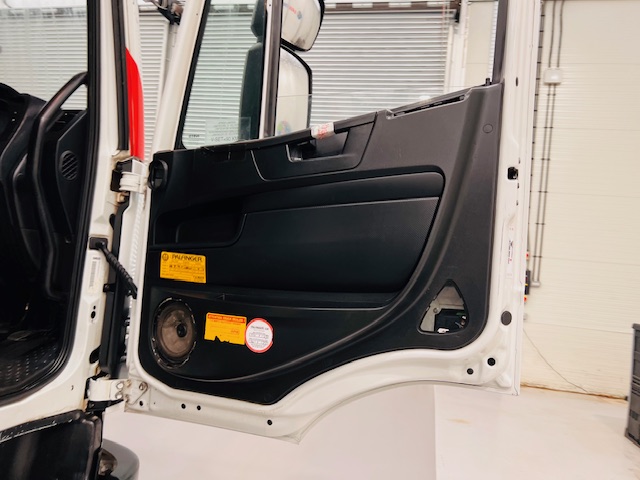 Iveco Stralis 310 Euro 6 6×2 Dropside Brick Grab