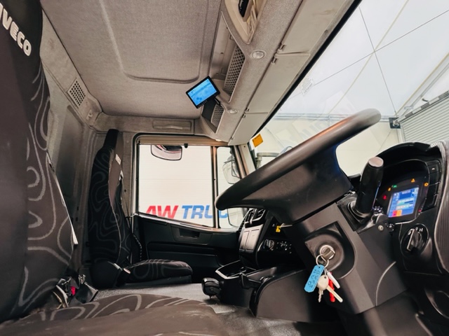 Iveco Stralis 310 6×2 Dropside Brick Grab