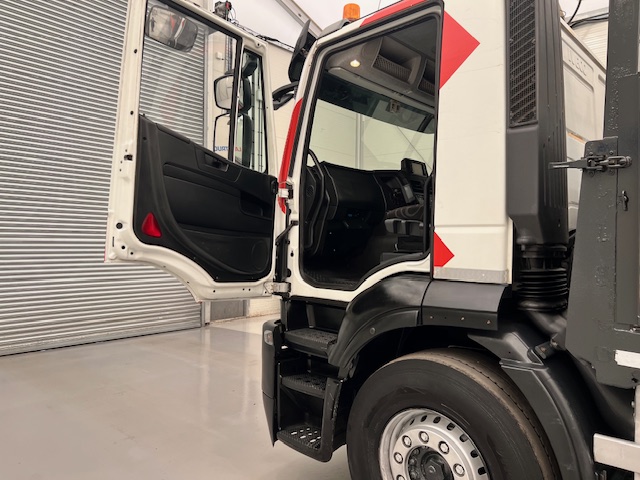 Iveco Stralis 310 6×2 Dropside Brick Grab