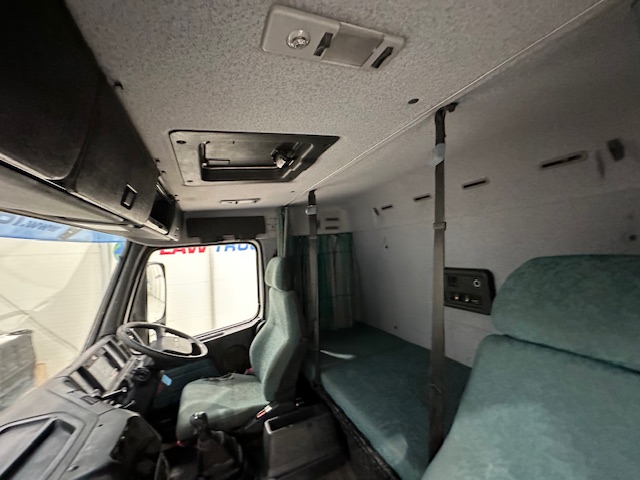 Volvo FH12 420 4×2 Caravan Transporter