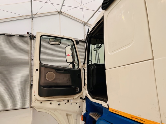 Volvo FH12 420 4×2 Sleeper Cab Tractor Unit