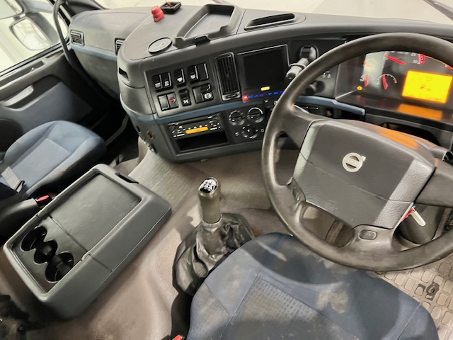 Volvo FM 400 8×4 Steel Tipper Grab Manual