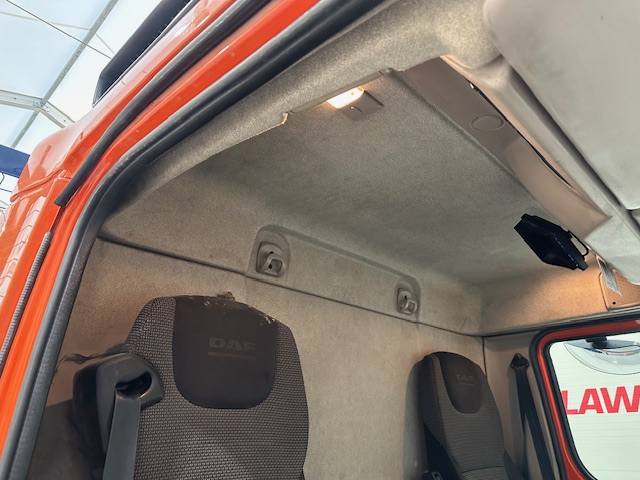 DAF LF 220 Day Cab Dropside Brick Grab