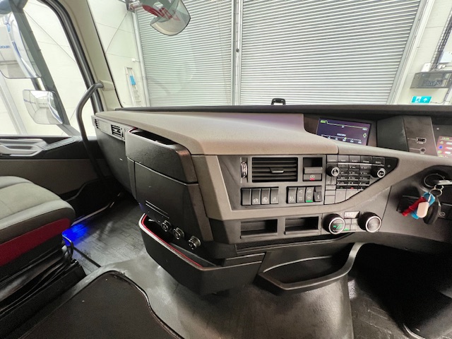 Volvo FH 460 6×2 Midlift Tractor Unit