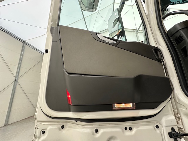 Volvo FH 500 6×2 Tractor Unit Safari Edition