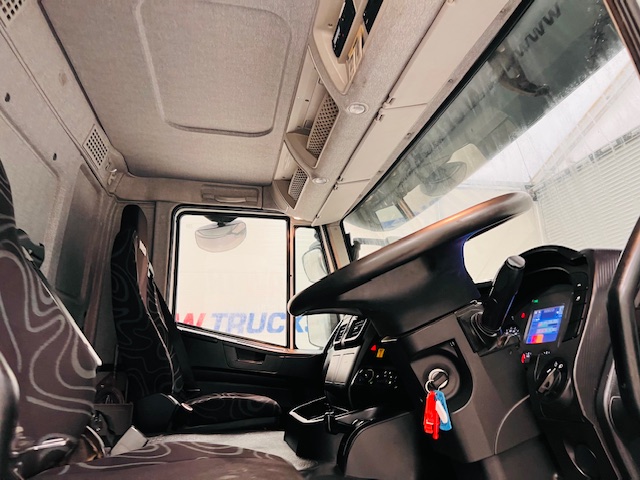 Iveco Stralis 310 Euro 6 6×2 Dropside Brick Grab
