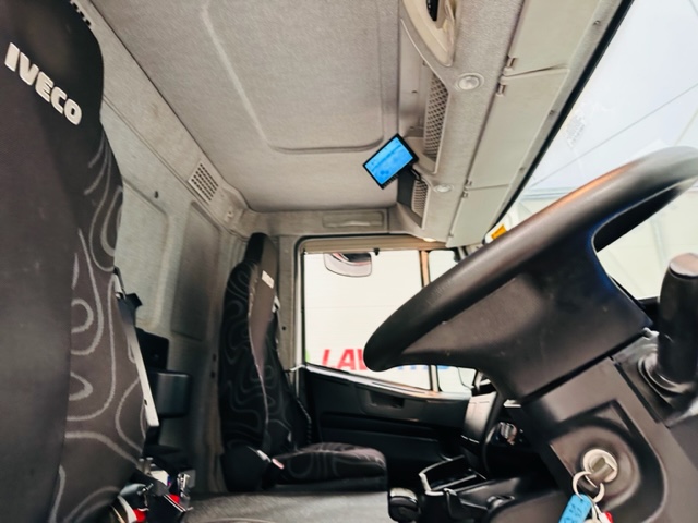 Iveco Stralis 310 6×2 Dropside Brick Grab