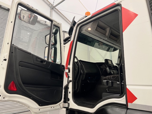 Iveco Stralis 310 6×2 Dropside Brick Grab