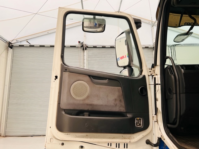 Volvo FH12 420 4×2 Sleeper Cab Tractor Unit