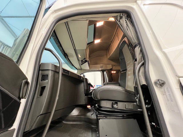 Volvo FH 500 6×2 Sleeper Cab Tractor Unit