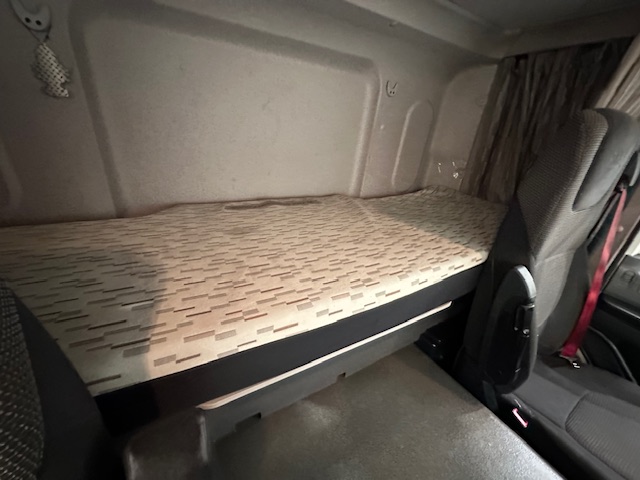 DAF CF 370 6×2 Sleeper Cab Fridge Box