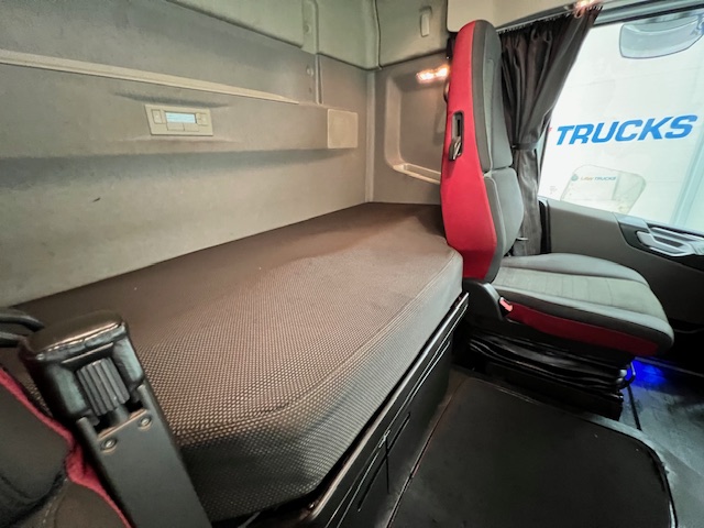 Volvo FH 460 6×2 Midlift Tractor Unit