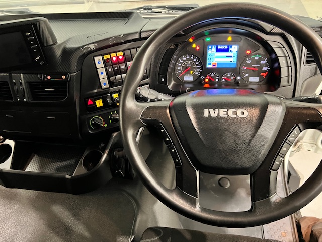 Iveco Stralis 310 6×2 Dropside Brick Grab