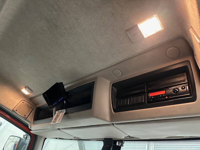 DAF LF 220 Day Cab Dropside Brick Grab
