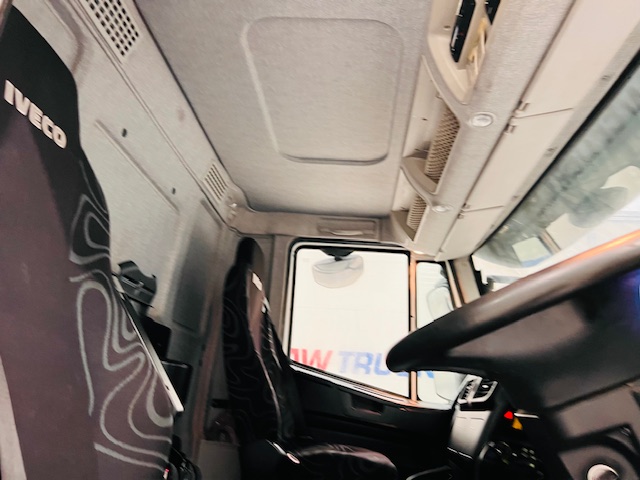 Iveco Stralis 310 Euro 6 6×2 Dropside Brick Grab