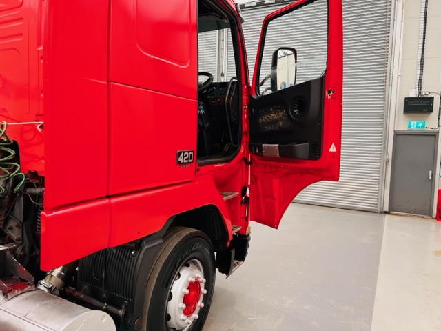 Volvo FH12 420 4×2 GTXL Tractor Unit