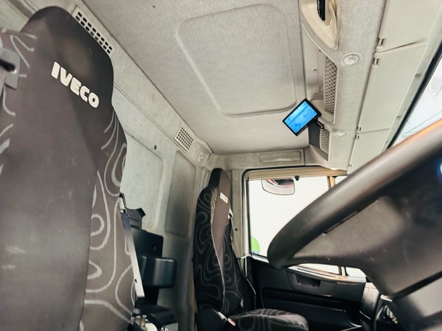 Iveco Stralis 310 6×2 Dropside Brick Grab
