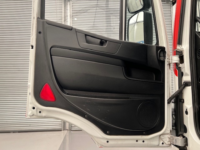 Iveco Stralis 310 6×2 Dropside Brick Grab