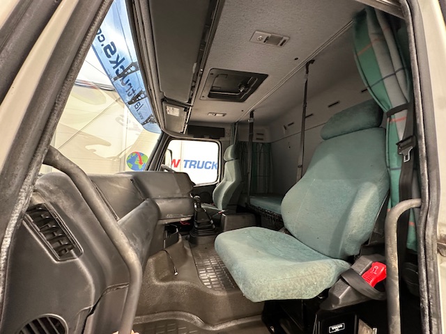 Volvo FH12 420 4×2 Caravan Transporter