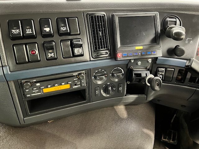 Volvo FM 400 8×4 Steel Tipper Grab Manual