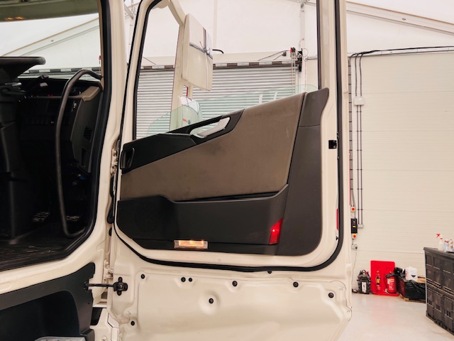 Volvo FH 500 6×2 Midlift Tractor Unit