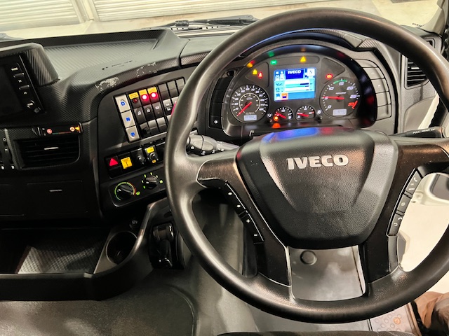 Iveco Stralis 310 6×2 Dropside Brick Grab