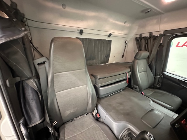 Scania P370 8×4 Sleeper Cab Skip Loader