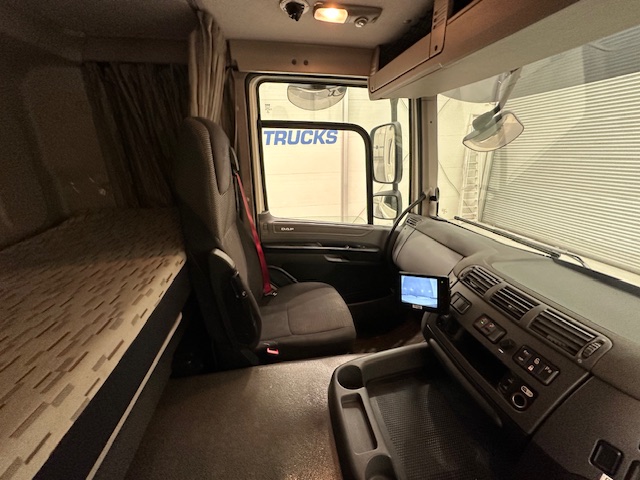 DAF CF 370 6×2 Sleeper Cab Fridge Box