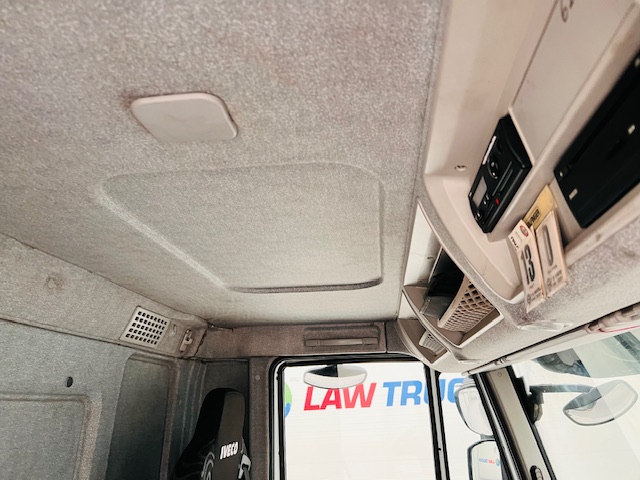 Iveco Stralis 310 Euro 6 6×2 Flatbed Brick Grab
