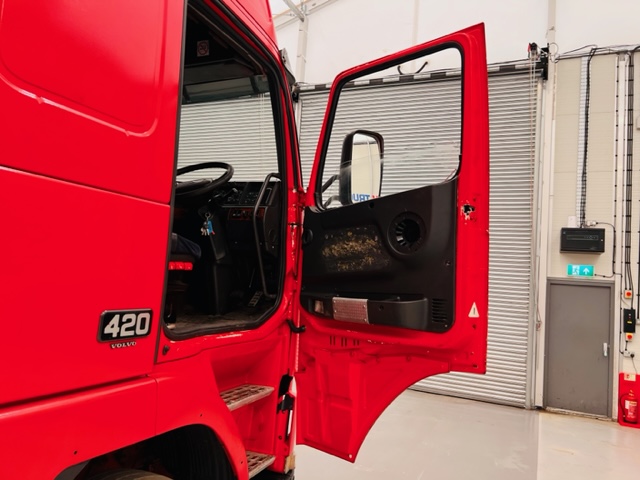 Volvo FH12 420 4×2 GTXL Tractor Unit